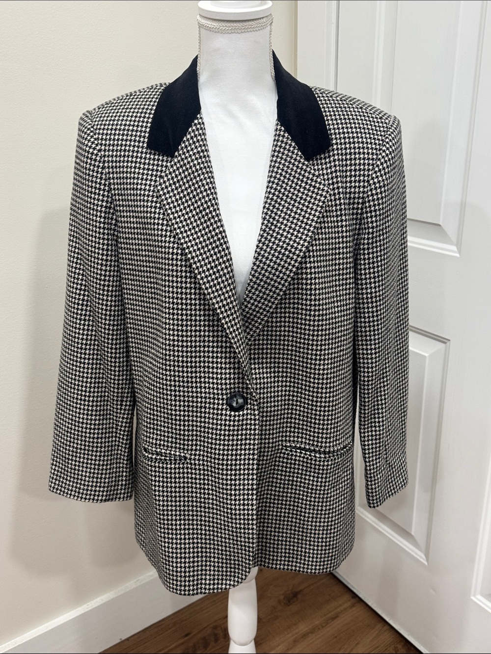 Vintage Sag Harbor Petite Houndstooth Blazer with Black Velvet Collar